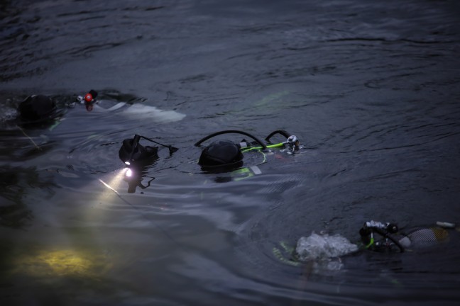 Suchaktion mit Booten, Drohnen und Tauchern nach abg�ngiger Person entlang der Traun bei Marchtrenk