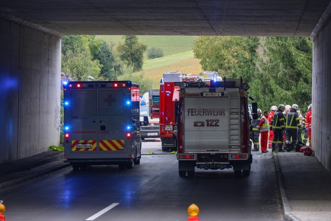 T�dlicher Verkehrsunfall: Auto in Kematen am Innbach frontal gegen Unterf�hrung gekracht