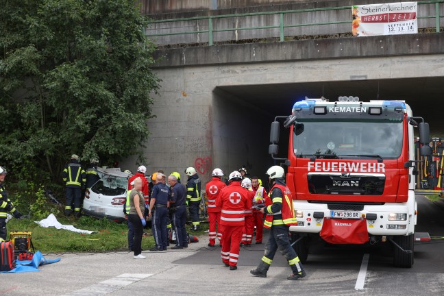 T�dlicher Verkehrsunfall: Auto in Kematen am Innbach frontal gegen Unterf�hrung gekracht