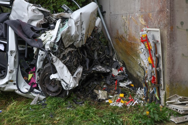 T�dlicher Verkehrsunfall: Auto in Kematen am Innbach frontal gegen Unterf�hrung gekracht