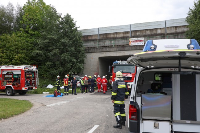 T�dlicher Verkehrsunfall: Auto in Kematen am Innbach frontal gegen Unterf�hrung gekracht