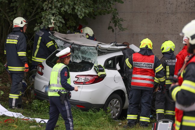 T�dlicher Verkehrsunfall: Auto in Kematen am Innbach frontal gegen Unterf�hrung gekracht