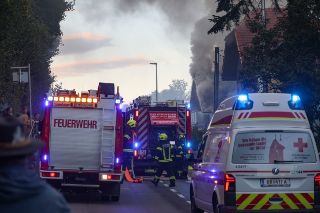 Dachstuhl in Vollbrand: Sieben Feuerwehren bei Brand eines Wohnhauses in Bad Schallerbach im Einsatz