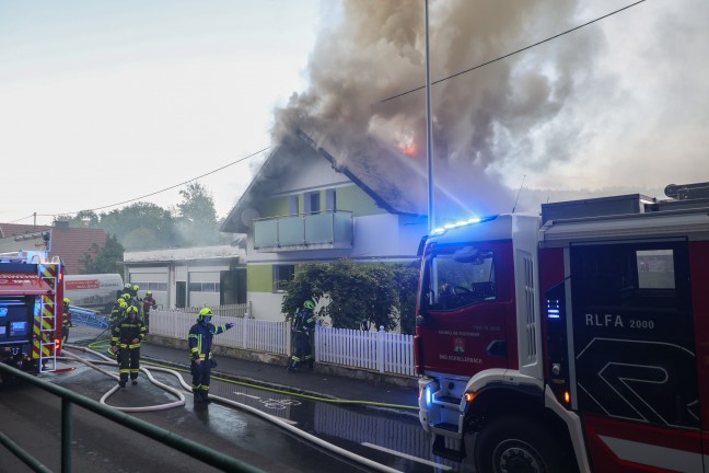 Dachstuhl in Vollbrand: Sieben Feuerwehren bei Brand eines Wohnhauses in Bad Schallerbach im Einsatz