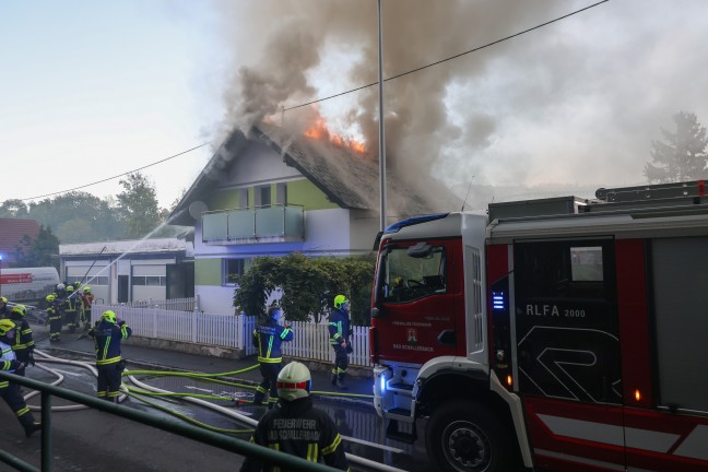 Dachstuhl in Vollbrand: Sieben Feuerwehren bei Brand eines Wohnhauses in Bad Schallerbach im Einsatz