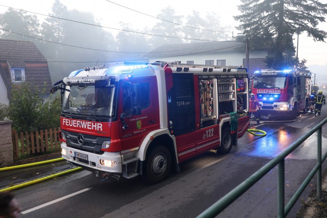 Dachstuhl in Vollbrand: Sieben Feuerwehren bei Brand eines Wohnhauses in Bad Schallerbach im Einsatz