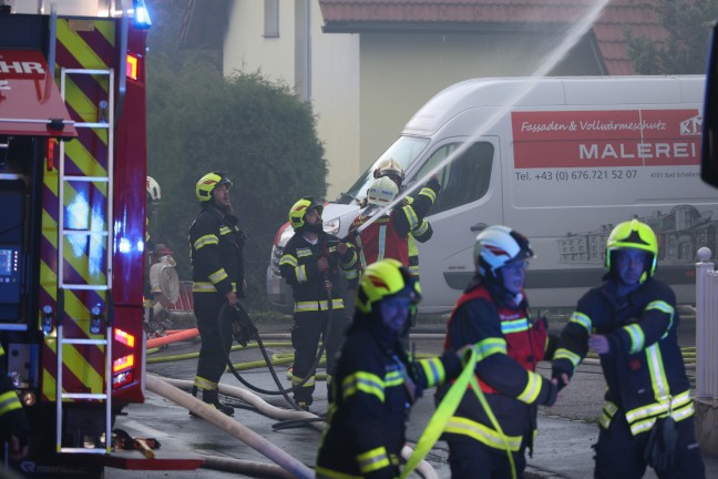 Dachstuhl in Vollbrand: Sieben Feuerwehren bei Brand eines Wohnhauses in Bad Schallerbach im Einsatz