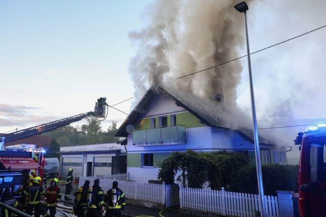 Dachstuhl in Vollbrand: Sieben Feuerwehren bei Brand eines Wohnhauses in Bad Schallerbach im Einsatz