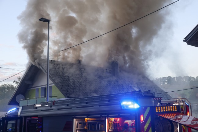Dachstuhl in Vollbrand: Sieben Feuerwehren bei Brand eines Wohnhauses in Bad Schallerbach im Einsatz
