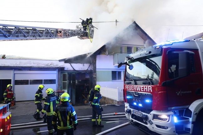 Dachstuhl in Vollbrand: Sieben Feuerwehren bei Brand eines Wohnhauses in Bad Schallerbach im Einsatz