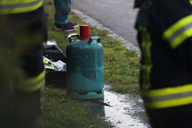 Dachstuhl in Vollbrand: Sieben Feuerwehren bei Brand eines Wohnhauses in Bad Schallerbach im Einsatz