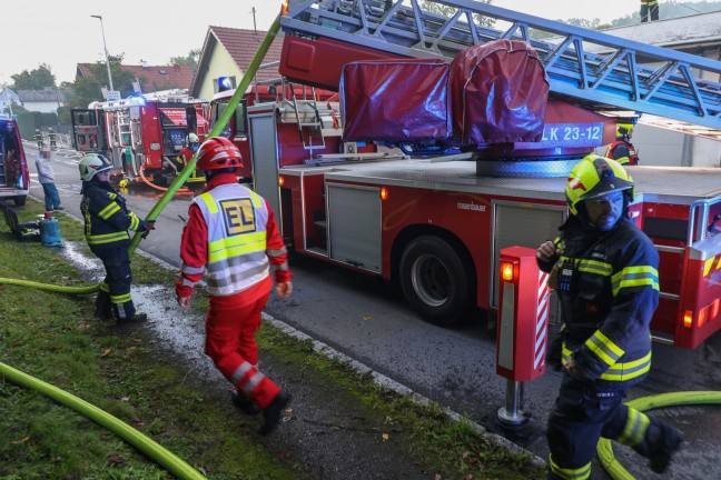 Dachstuhl in Vollbrand: Sieben Feuerwehren bei Brand eines Wohnhauses in Bad Schallerbach im Einsatz