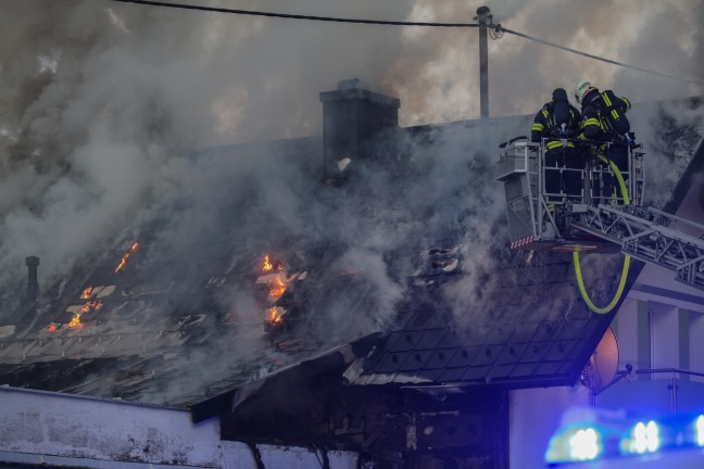 Dachstuhl in Vollbrand: Sieben Feuerwehren bei Brand eines Wohnhauses in Bad Schallerbach im Einsatz