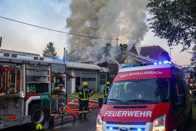 Dachstuhl in Vollbrand: Sieben Feuerwehren bei Brand eines Wohnhauses in Bad Schallerbach im Einsatz