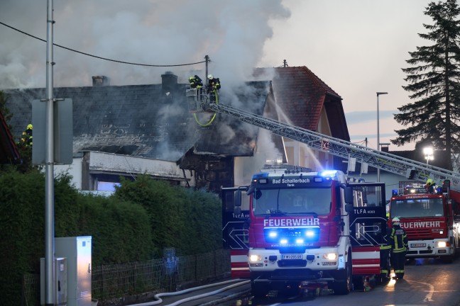 Dachstuhl in Vollbrand: Sieben Feuerwehren bei Brand eines Wohnhauses in Bad Schallerbach im Einsatz