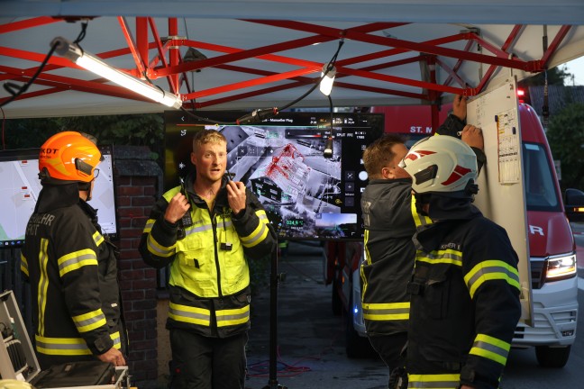 Dachstuhl in Vollbrand: Sieben Feuerwehren bei Brand eines Wohnhauses in Bad Schallerbach im Einsatz