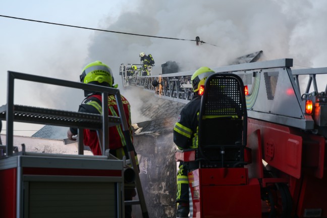 Dachstuhl in Vollbrand: Sieben Feuerwehren bei Brand eines Wohnhauses in Bad Schallerbach im Einsatz