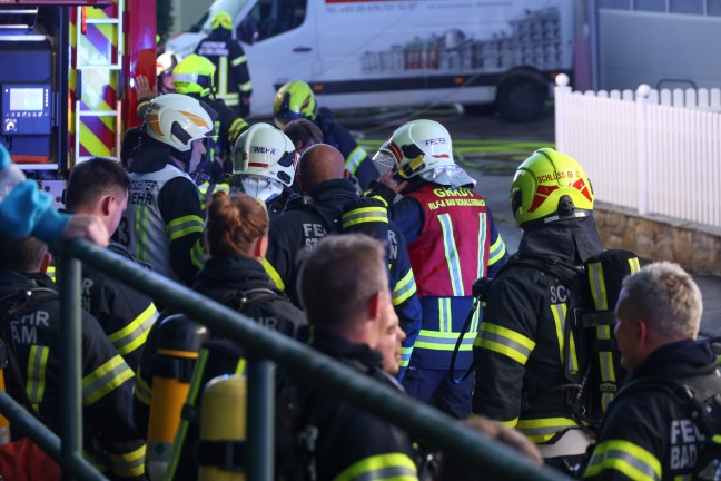 Dachstuhl in Vollbrand: Sieben Feuerwehren bei Brand eines Wohnhauses in Bad Schallerbach im Einsatz