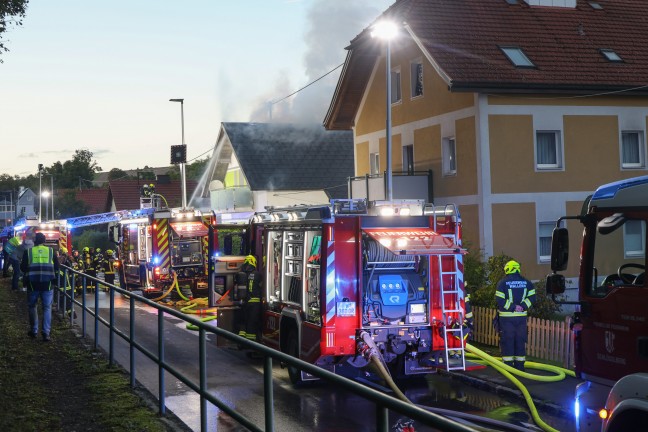 Dachstuhl in Vollbrand: Sieben Feuerwehren bei Brand eines Wohnhauses in Bad Schallerbach im Einsatz