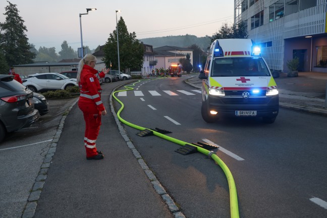 Dachstuhl in Vollbrand: Sieben Feuerwehren bei Brand eines Wohnhauses in Bad Schallerbach im Einsatz