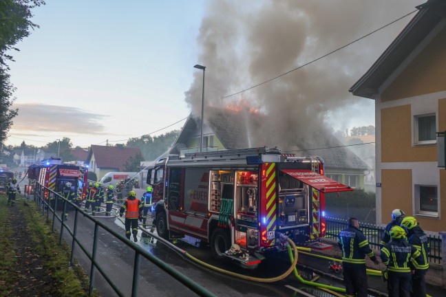 Dachstuhl in Vollbrand: Sieben Feuerwehren bei Brand eines Wohnhauses in Bad Schallerbach im Einsatz