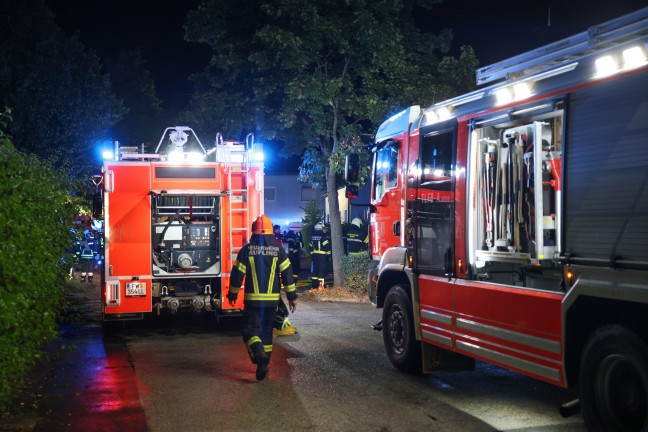 Kellerbrand: Drei Feuerwehren bei n�chtlichem Brand in einem Wohnhaus in Leonding im Einsatz