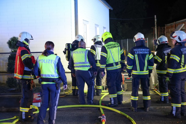 Kellerbrand: Drei Feuerwehren bei n�chtlichem Brand in einem Wohnhaus in Leonding im Einsatz