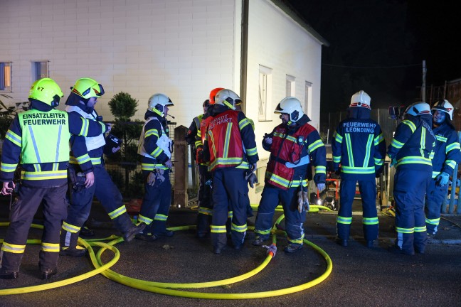 Kellerbrand: Drei Feuerwehren bei n�chtlichem Brand in einem Wohnhaus in Leonding im Einsatz