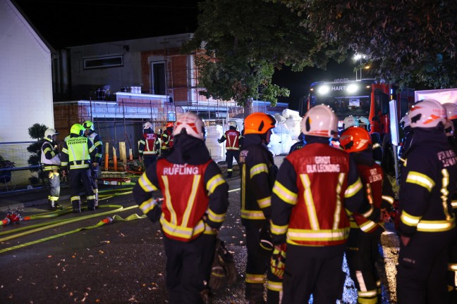 Kellerbrand: Drei Feuerwehren bei n�chtlichem Brand in einem Wohnhaus in Leonding im Einsatz