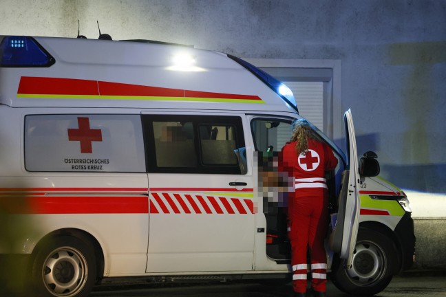 Kellerbrand: Drei Feuerwehren bei n�chtlichem Brand in einem Wohnhaus in Leonding im Einsatz