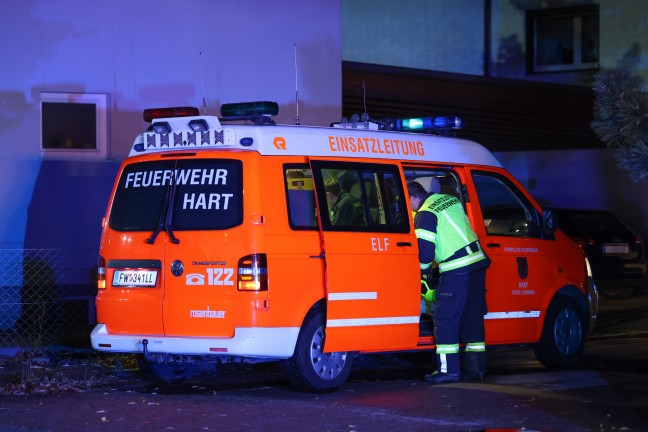 Kellerbrand: Drei Feuerwehren bei n�chtlichem Brand in einem Wohnhaus in Leonding im Einsatz