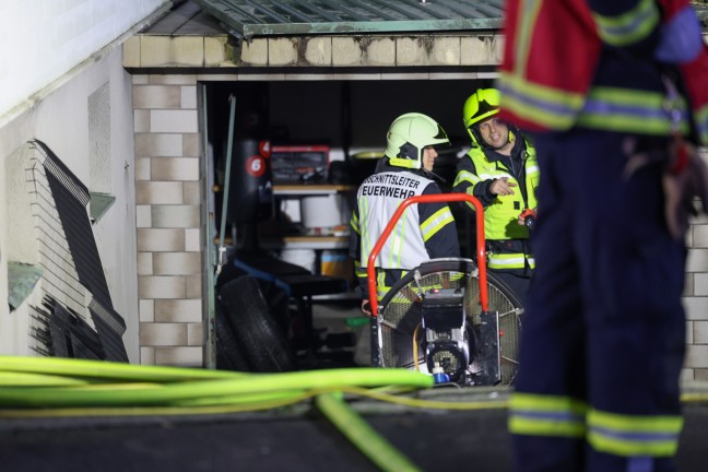 Kellerbrand: Drei Feuerwehren bei n�chtlichem Brand in einem Wohnhaus in Leonding im Einsatz