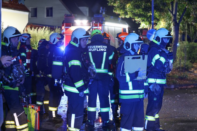 Kellerbrand: Drei Feuerwehren bei n�chtlichem Brand in einem Wohnhaus in Leonding im Einsatz