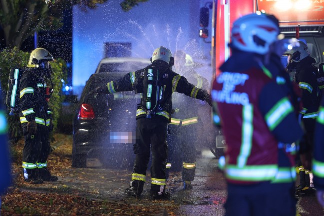 Kellerbrand: Drei Feuerwehren bei n�chtlichem Brand in einem Wohnhaus in Leonding im Einsatz