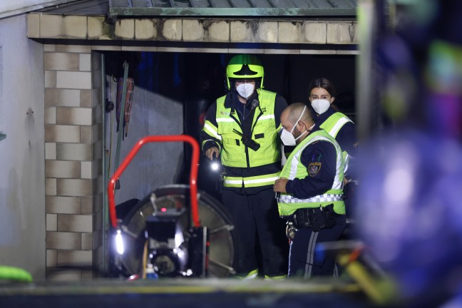 Kellerbrand: Drei Feuerwehren bei n�chtlichem Brand in einem Wohnhaus in Leonding im Einsatz