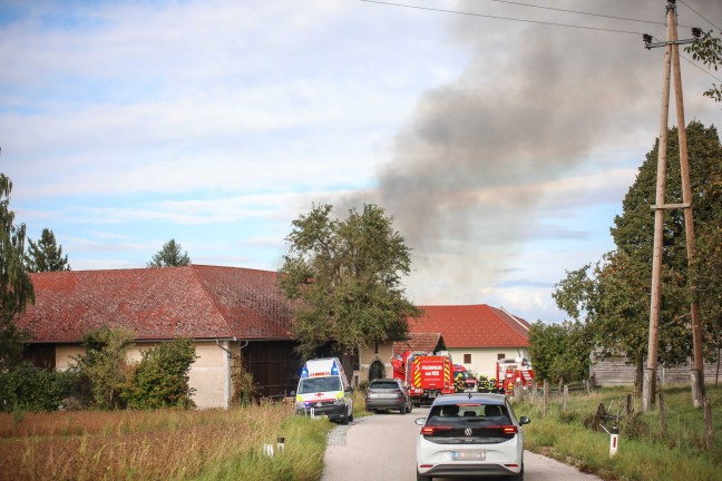 Neun Feuerwehren bei Dachstuhlbrand auf einem Bauernhof in Kirchberg-Thening im Einsatz