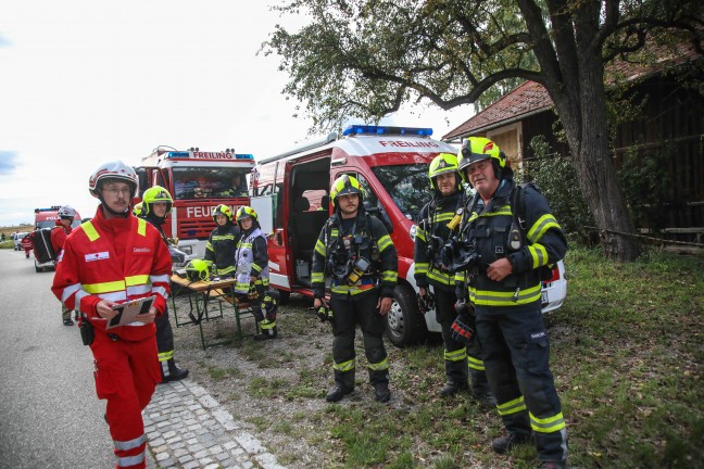 Neun Feuerwehren bei Dachstuhlbrand auf einem Bauernhof in Kirchberg-Thening im Einsatz
