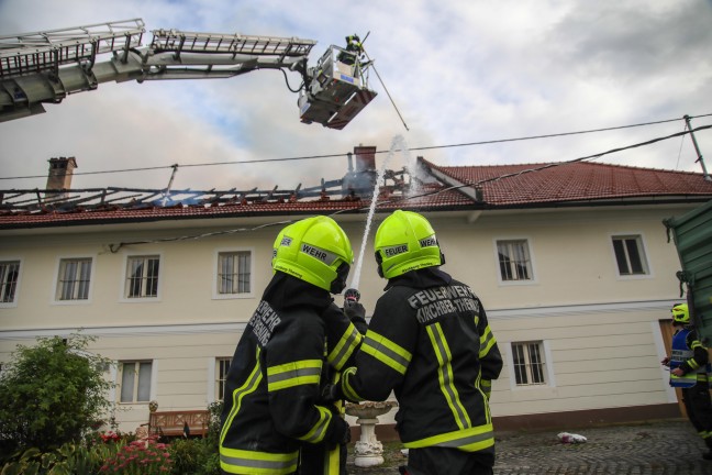 Neun Feuerwehren bei Dachstuhlbrand auf einem Bauernhof in Kirchberg-Thening im Einsatz