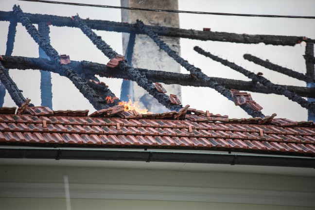 Neun Feuerwehren bei Dachstuhlbrand auf einem Bauernhof in Kirchberg-Thening im Einsatz