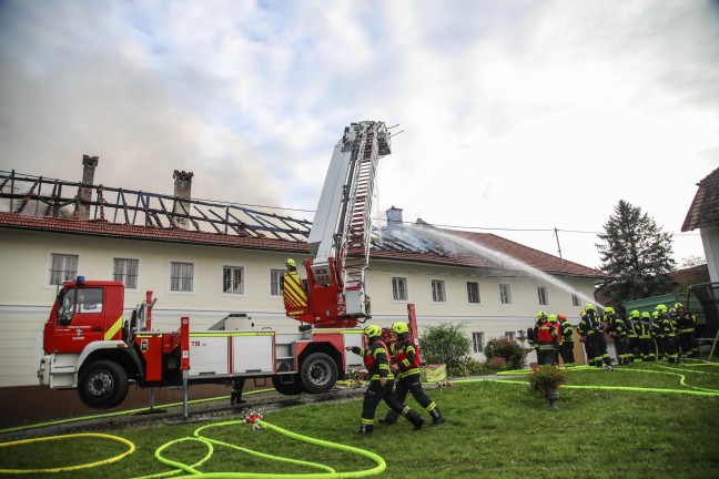 Neun Feuerwehren bei Dachstuhlbrand auf einem Bauernhof in Kirchberg-Thening im Einsatz