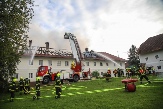 Neun Feuerwehren bei Dachstuhlbrand auf einem Bauernhof in Kirchberg-Thening im Einsatz