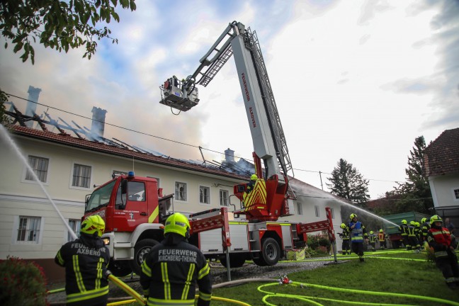 Neun Feuerwehren bei Dachstuhlbrand auf einem Bauernhof in Kirchberg-Thening im Einsatz