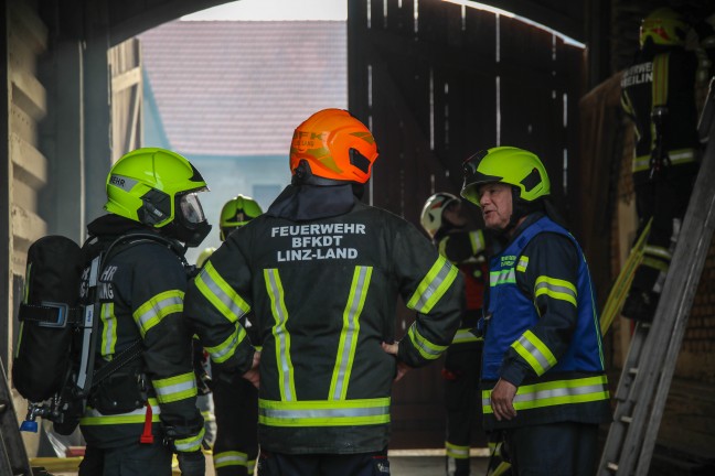 Neun Feuerwehren bei Dachstuhlbrand auf einem Bauernhof in Kirchberg-Thening im Einsatz