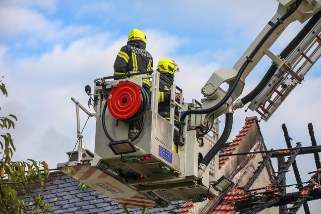 Neun Feuerwehren bei Dachstuhlbrand auf einem Bauernhof in Kirchberg-Thening im Einsatz
