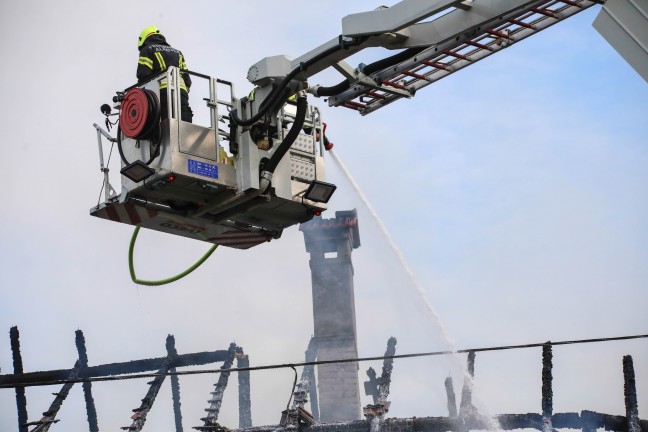Neun Feuerwehren bei Dachstuhlbrand auf einem Bauernhof in Kirchberg-Thening im Einsatz