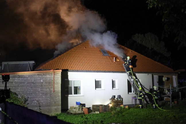 Ausgedehnter Vollbrand im Dachgescho� eines Wohnhauses in Thalheim bei Wels