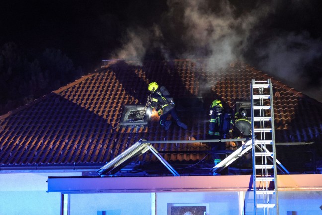 Ausgedehnter Vollbrand im Dachgescho� eines Wohnhauses in Thalheim bei Wels