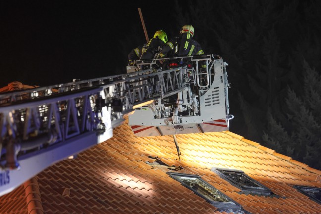 Ausgedehnter Vollbrand im Dachgescho� eines Wohnhauses in Thalheim bei Wels