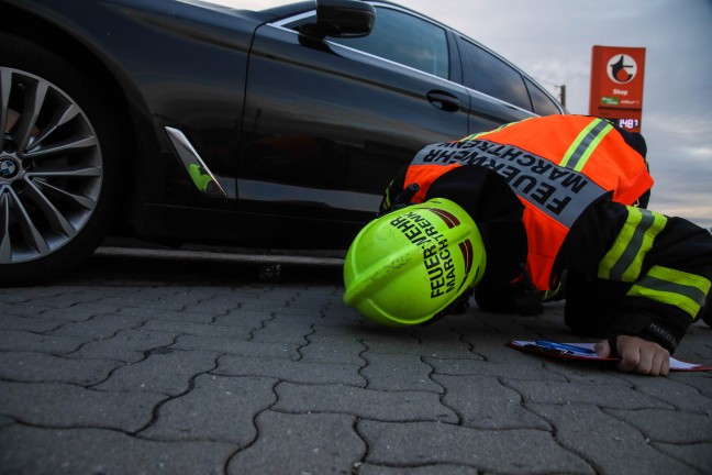 Einsatzkr�fte nach Dieselaustritt aus einem PKW in Marchtrenk im Einsatz