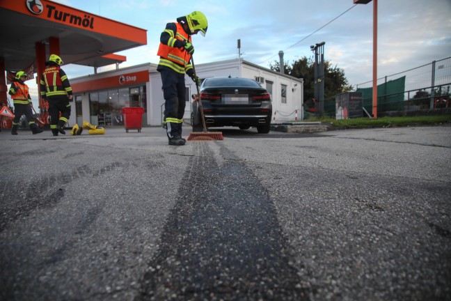 Einsatzkr�fte nach Dieselaustritt aus einem PKW in Marchtrenk im Einsatz